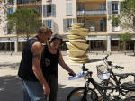 Kirsten og Kresten kigger p� el-cykler. Skulptur der hedder Spiral fra 2007 i baggrunden.