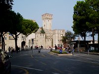 Borg i Sirmione. Kun biler med tilladelse kommer indenfor borgomr�det