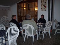 Restaurant Paradise. Vi sidder udenfor, s� kan vi b�de spise og ryge