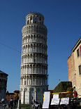 Det sk�ve t�rn set fra Bar Duomo p� hj�rnet overfor t�rnet