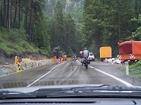 Cykelryttere og vejarbejde p� bjerget