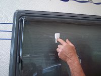 Polering af skade (med et lille stykke viskesvamp) efter n�rkontakt med postbil