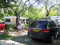 Camilla og Kristians plads til venstre og Kirsten og Johns plads til h�jre p� Camping Karda Beach