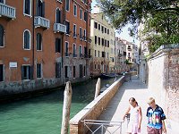 Louise og Kristoffer i Venedig - under g�turen fra 'Zattere' mod Markuspladsen