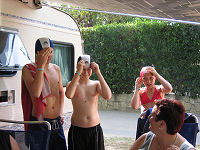 Kennie, Kristoffer og  Louise med de p�budte badeh�tter p�. Camilla forrest