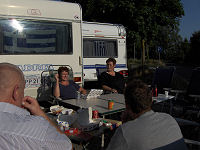 P� rastepladsen Zweidorfer Holz - John, Kirsten, Camilla og Kim med ryggen til