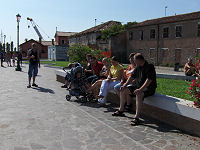 Venter p� turistb�den et par hundrede meter fra Camping Fusina