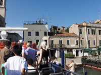 Vi l�gger til ved stoppestedet Zattere i Venedig