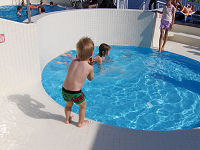 Kristian ved b�rnepoolen