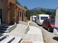 Tjekker ind p� Camping Karda Beach, Dassia