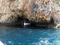 En anden b�d i en lille grotte under b�dturen