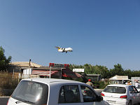 Flyet set lige f�r de fl�j over hegnet ind p� lufthavnens omr�de