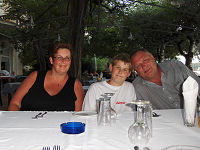 Camilla, Kristoffer og Kristian p� restauranten p� Dassia Beach Hotel