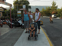 der kigges p� scootere