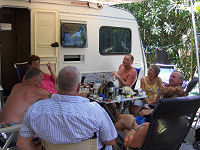 Fam. Rasmussen kommer p� bes�g p� Camping Karda Beach