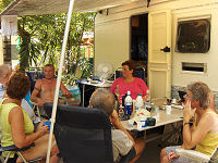 Fam. Rasmussen kommer p� bes�g p� Camping Karda Beach