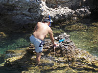 Skipper sl�r bl�ksprutten mange gange ned i stenen