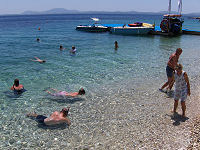 Snorkeldykning ved en strand under b�dturen
