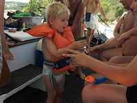 Kristian spr�jter med vand