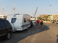 Her holder vi mens vi tjekker ind p� Minoan Lines kontor