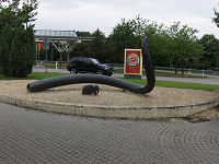 Skulptur af mammut og st�dtand fra mammut - og et skilt fra Burger King...