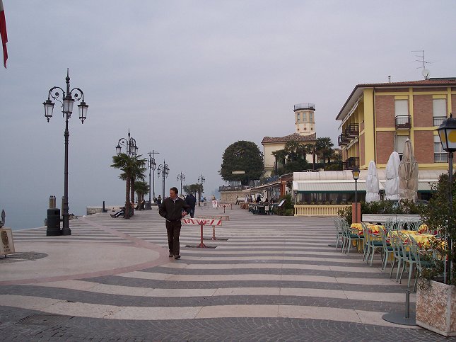 En meget stille strandpromenade her sidst i marts.