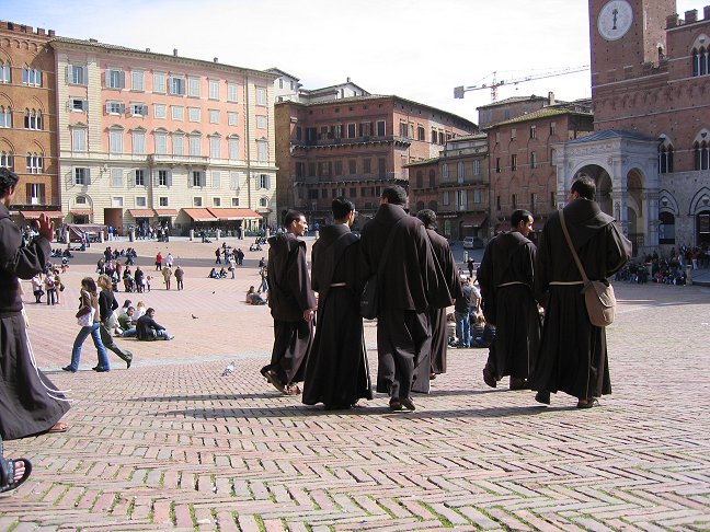 Munke p� pladsen 'Il Campo', Siena.