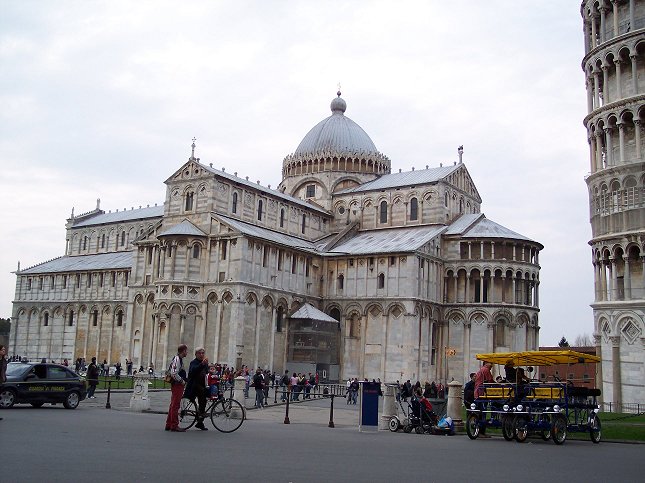 Domkirken og 'Det sk�ve t�rn' til h�jre i billedet