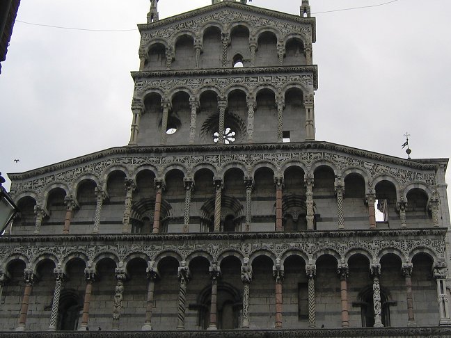 Domkirken i Lucca. Bem�rk de forskellige s�jler.