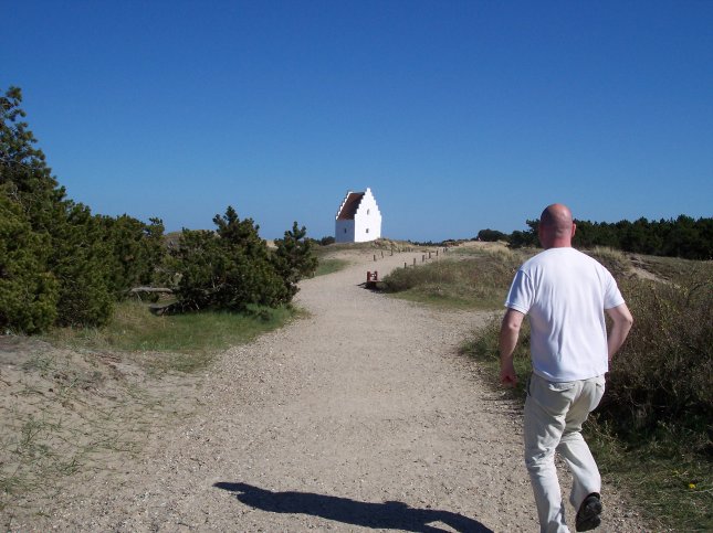 Ivrig k�benhavner p� vej til Den tilsandede Kirke, Skagen - 15. maj 2005