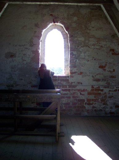 Hanne fotograferer fra t�rnet i Den tilsandede Kirke, Skagen - 15. maj 2005