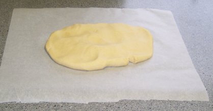 L�g den sammen-�ltede dej ud p� et stykke bagepapir