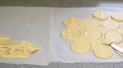 Fjern det overfl�dige dej mellem kagerne